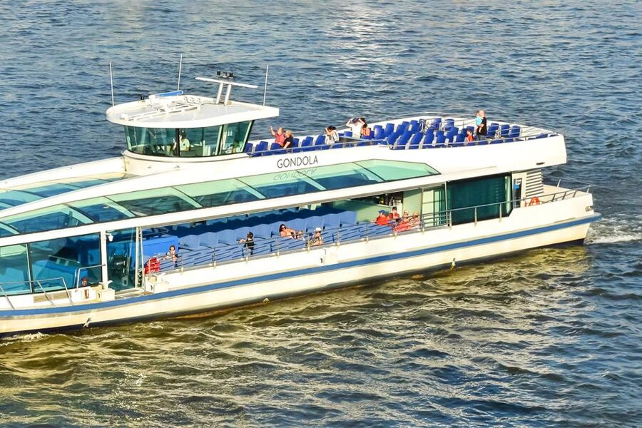 Budapest: Daytime Sightseeing Boat Cruise - The first views: bridges, Buda Castle, and the two sides of Budapest