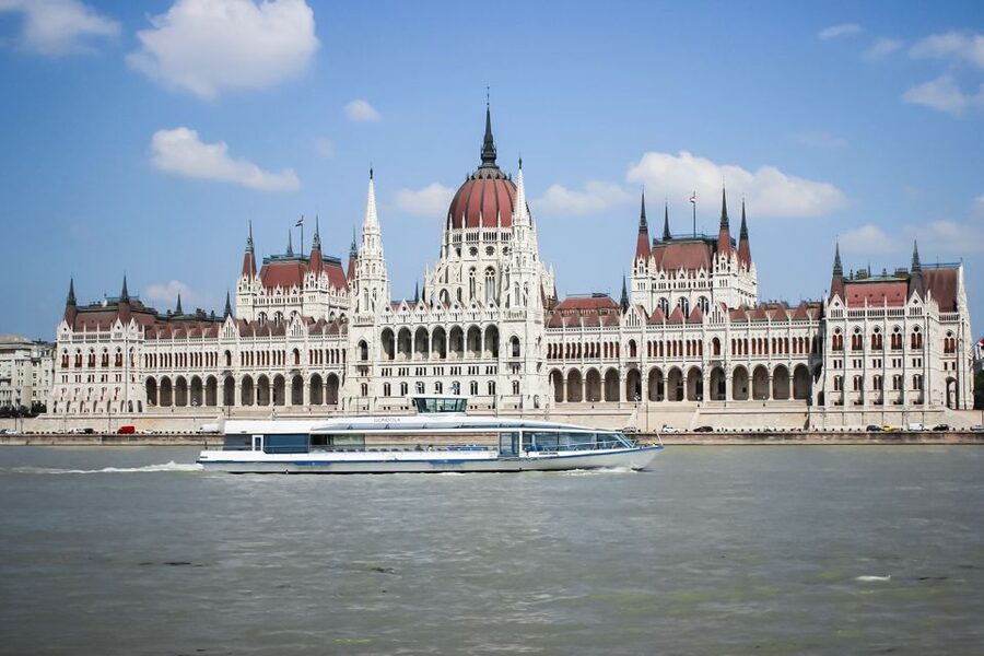 Budapest: Daytime Sightseeing Boat Cruise - Drinks, seating, and onboard comfort