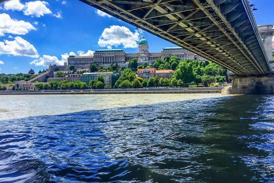 Budapest: Daytime Sightseeing Boat Cruise - Choosing the best departure time