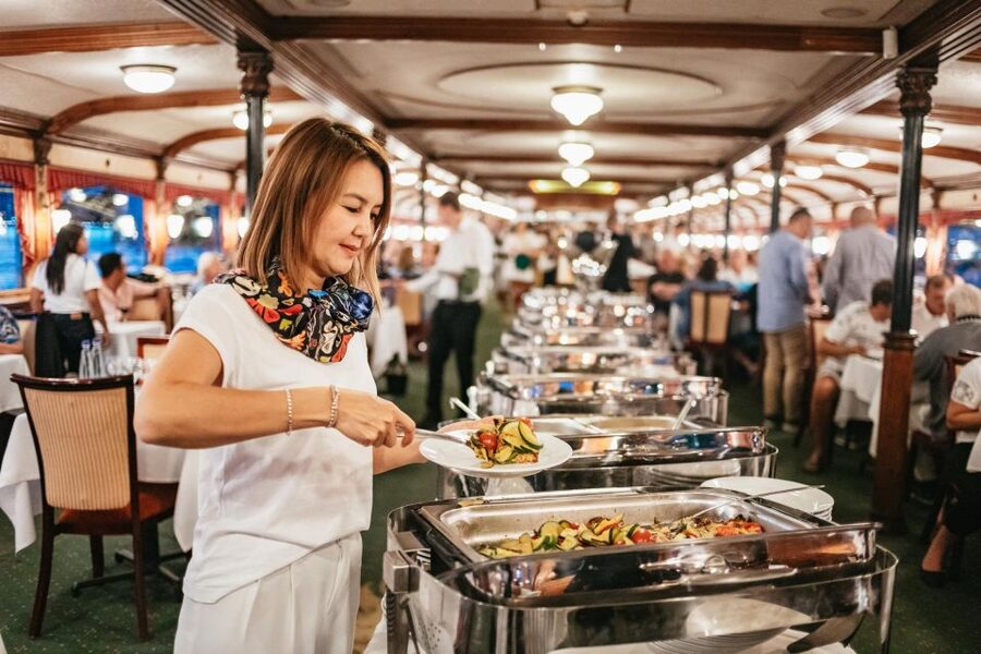 Budapest: Dinner Cruise with Live Music and Folk Dance Show - Folk dancing that keeps the boat lively