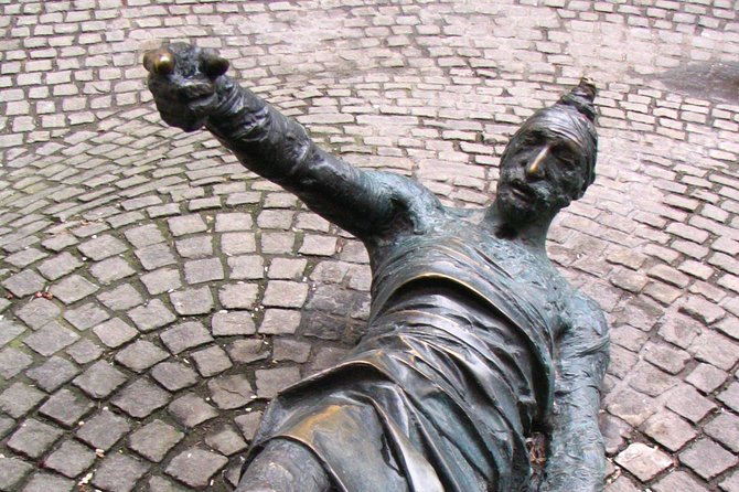 Budapest Dohany, Heroes', Rumbach synagogues & Jewish Ghetto Tour - Gozsdu Udvar, Spinoza, and a taste of Jewish Budapest today