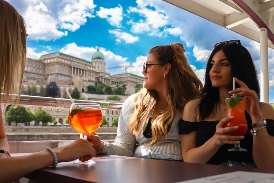 Budapest: Downtown Budapest Cocktail Cruise - The essential details at a glance