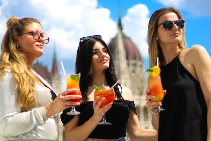 Budapest: Downtown Budapest Cocktail Cruise - From sunset over Gellert Hill to the first city lights