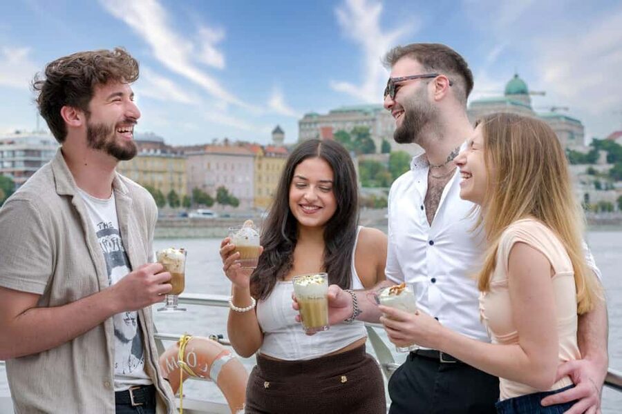 Budapest: Downtown Budapest Unlimited Booze Cruise - Buda Castle and the Chain Bridge