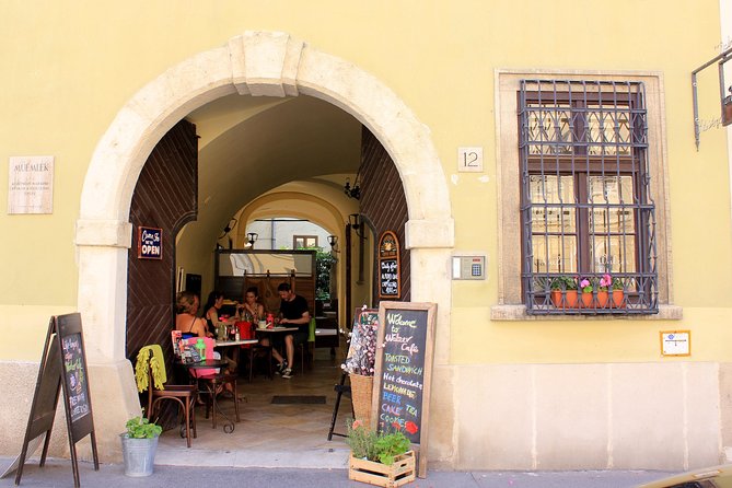 Budapest E-bike Tour - What the guide adds to the experience