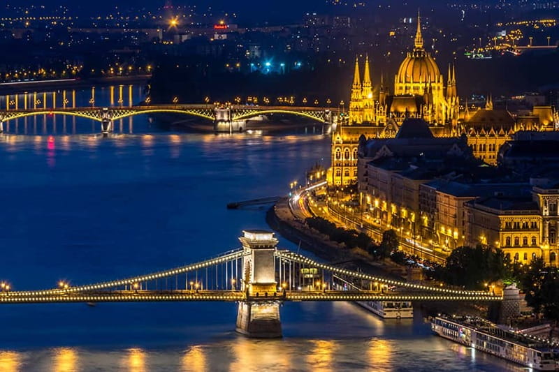 Budapest: Evening Castle Hill Tour with Fishermen's Bastion - What makes this evening tour worth considering
