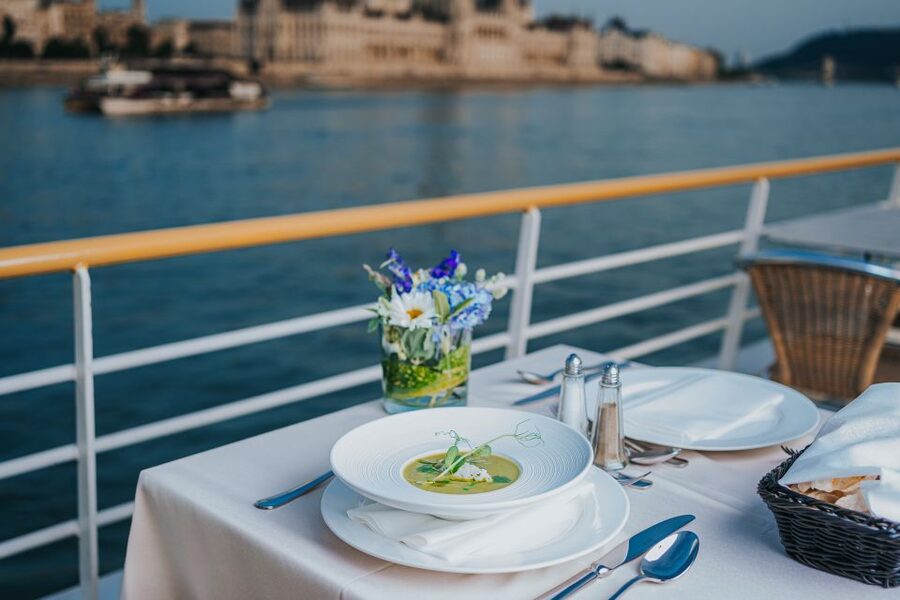 Budapest: Evening Cruise and Dinner with Welcome Drink - Boarding with sparkling wine and settling in