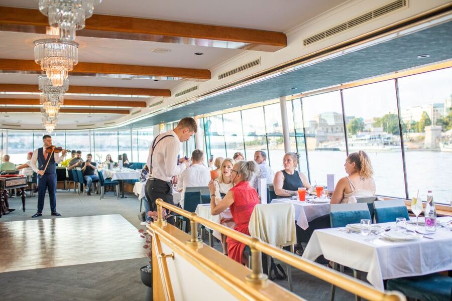 Budapest: Evening Cruise and Dinner with Welcome Drink - Finding Vigadó 6. kikötő without a last-minute scramble