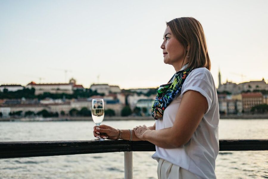 Budapest: Evening Cruise including Drinks and Live Music - Parliament, Chain Bridge, and Margaret Bridge