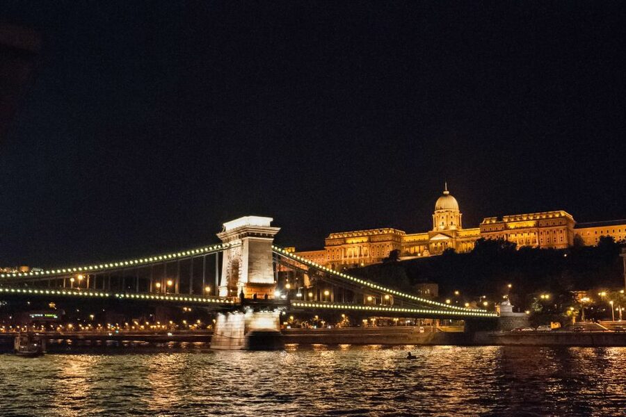 Budapest: Evening Cruise including Drinks and Live Music - Buda Castle, Matthias Church, and Fisherman’s Bastion