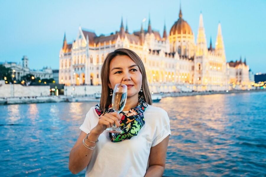 Budapest: Evening Cruise including Drinks and Live Music - Hungarian folk music and the cimbalom