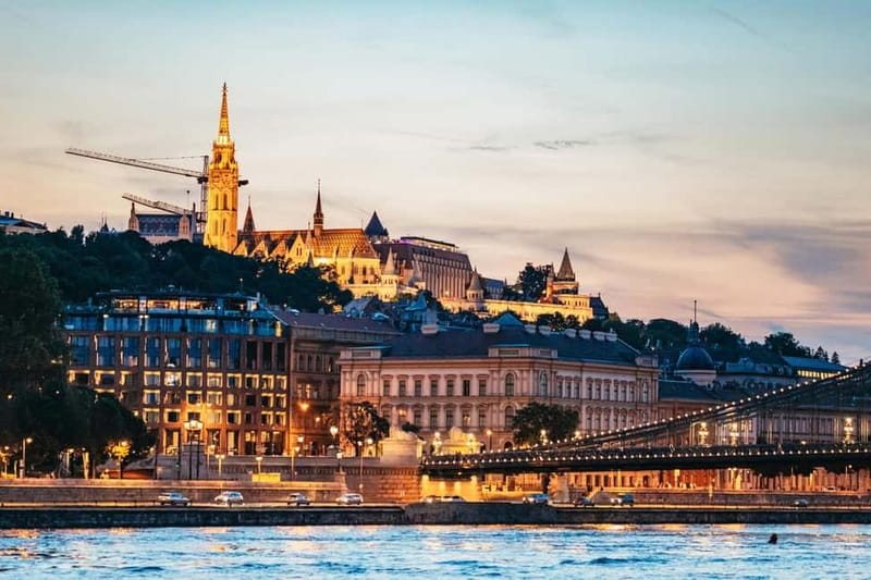 Budapest: Evening Cruise with 4-Course Dinner - Chain Bridge And Buda Castle After Sunset