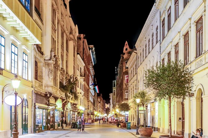 Budapest Ghost Quest: Self-Guided Haunted City Adventure - Heroes, vampires, and the first clues