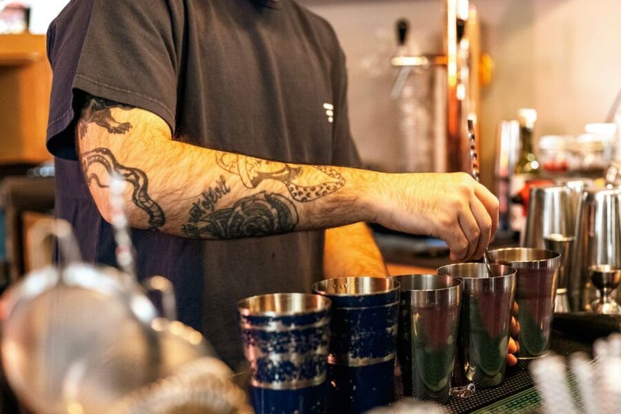 Budapest: Guided Bar Crawl Walking Tour - Wesselényi utca 21 and the move between bars