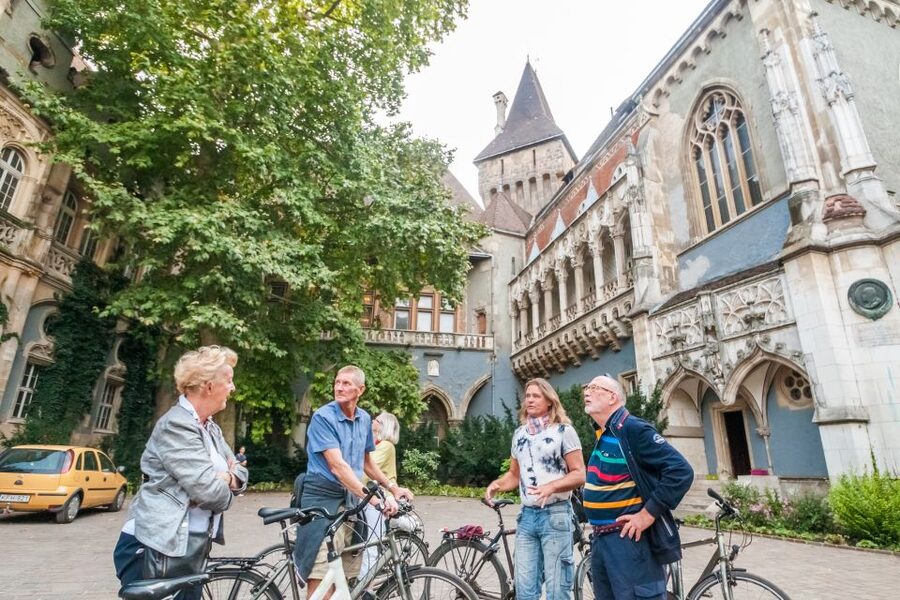 Budapest: Guided City Discovery Bike Tour - Chain Bridge and the final stretch