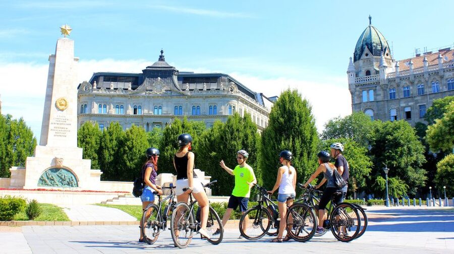 Budapest: Guided City Tour by E-Bike - Coffee, cake, and the climb to Buda Castle