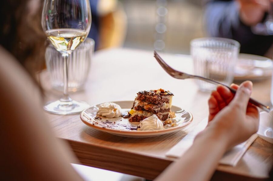 Budapest: Guided Foodie Walking Tour with Food and Drinks - The guides make the difference
