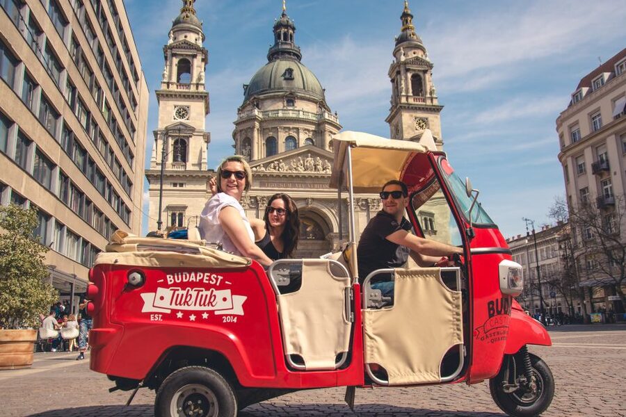 Budapest: Half-Day Exclusive Highlights Private Tour - Crossing between Buda and Pest