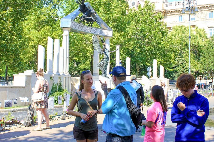 Budapest: Hammer & Sickle Communism Walking Tour - Meeting at Deák Ferenc Square