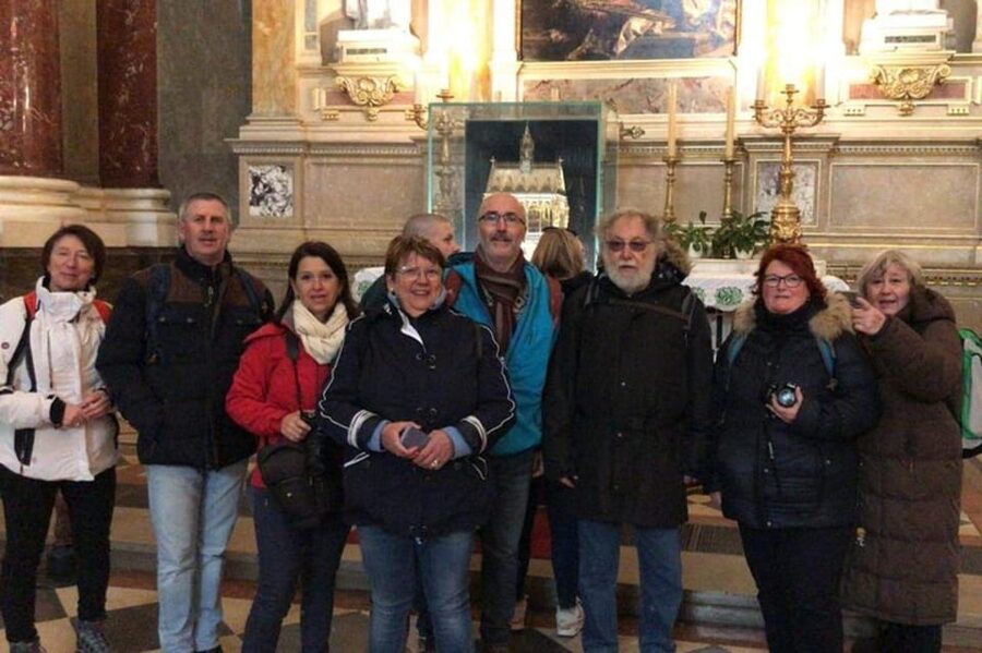 Budapest : Highlights & Hidden Gems Walking Tour - Guide quality and language choices