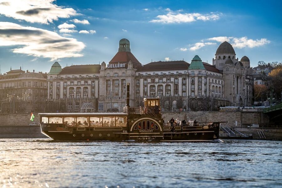 Budapest: Historic Cruise with Welcome Drink - Elizabeth Bridge, Chain Bridge, and Gresham Palace