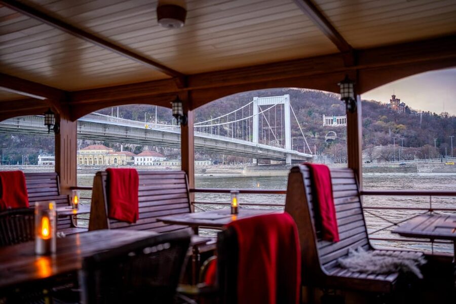 Budapest: Historic Cruise with Welcome Drink - Who should book this cruise?