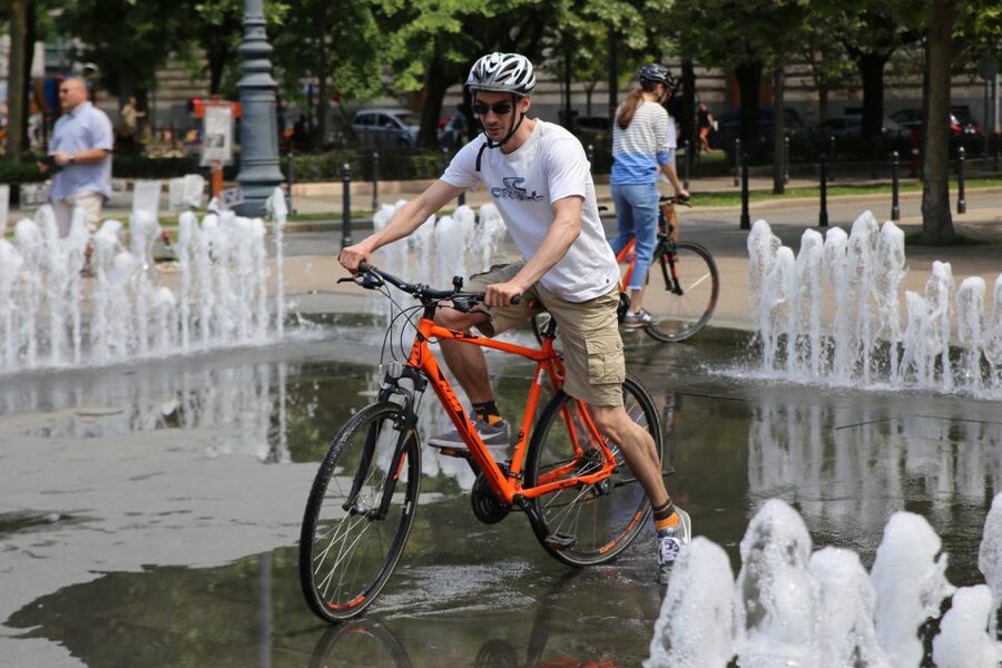Budapest: Historic Downtown Bicycle Ride with Scenic Views - Key points at a glance