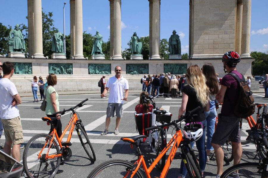 Budapest: Historic Downtown Bicycle Ride with Scenic Views - What the pace and bikes are really like