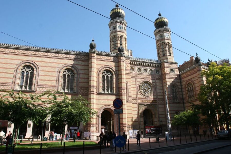 Budapest: Jewish Heritage Guided Tour with Synagogue Ticket - Beginning in Budapest’s Pest Jewish Quarter