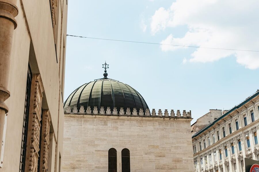 Budapest: Jewish History Guided Walking Tour with Historian - Why the Small Group Makes a Difference