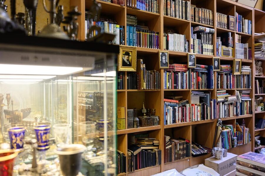 Budapest: Jewish History with Local Guide & Synagogue Ticket - Starting at the Herzl Tivadar Sign