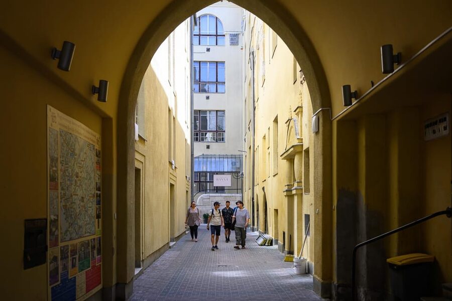 Budapest: Jewish History with Local Guide & Synagogue Ticket - Walking Through the Jewish Quarter