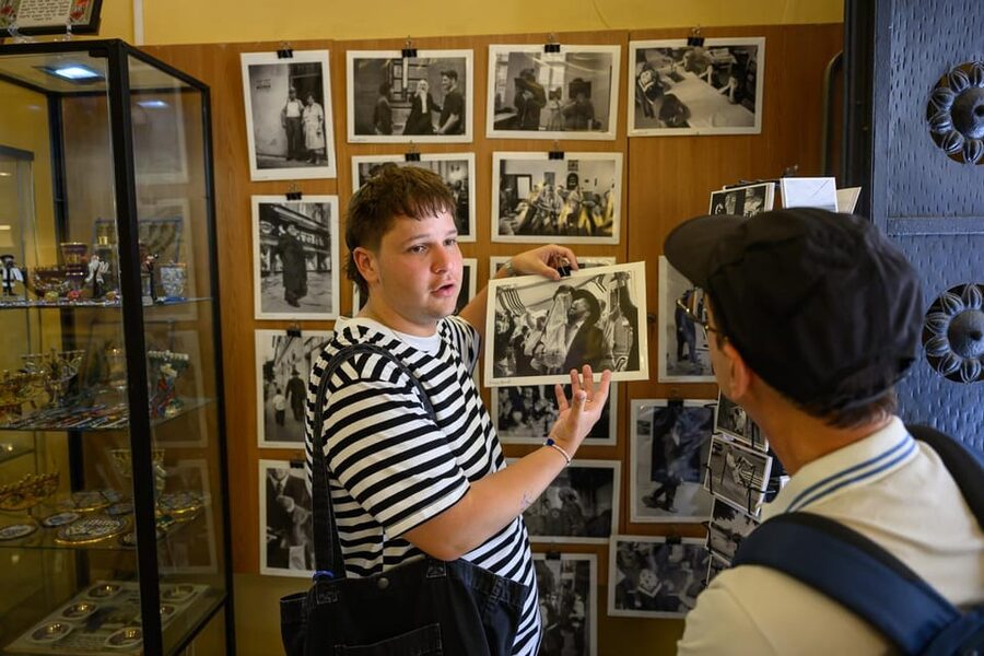 Budapest: Jewish History with Local Guide & Synagogue Ticket - Entering Kazinczy Street Synagogue