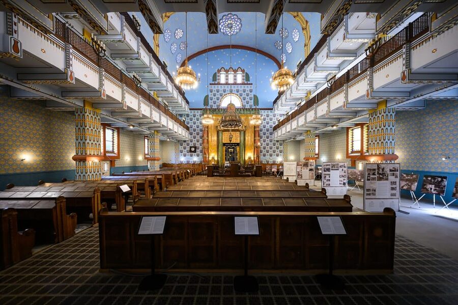 Budapest: Jewish History with Local Guide & Synagogue Ticket - What the Guide Adds to the Experience