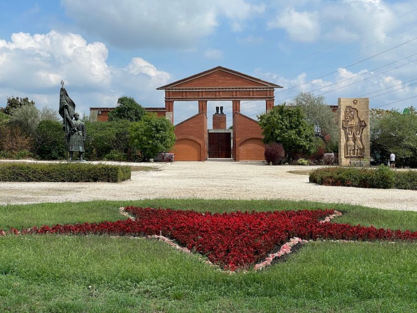 Budapest: Memento Park and Icons of Communism Guided Tour - Key points to know before you go