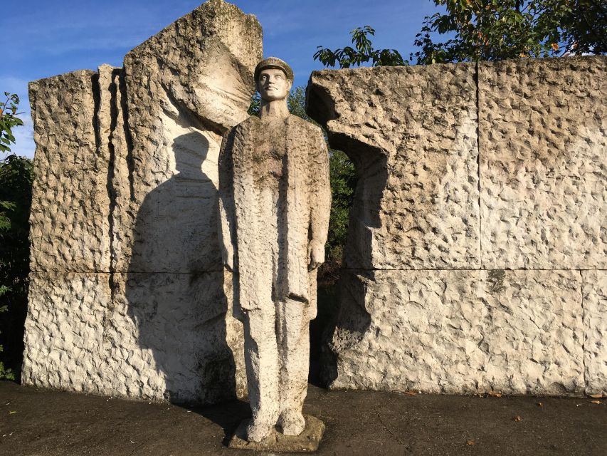 Budapest: Memento Park Ticket - The outdoor statues: workers, soldiers, and liberation