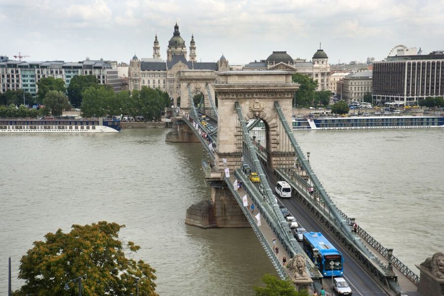 Budapest: Multilingual Highlights Tour - How the guides shape the experience
