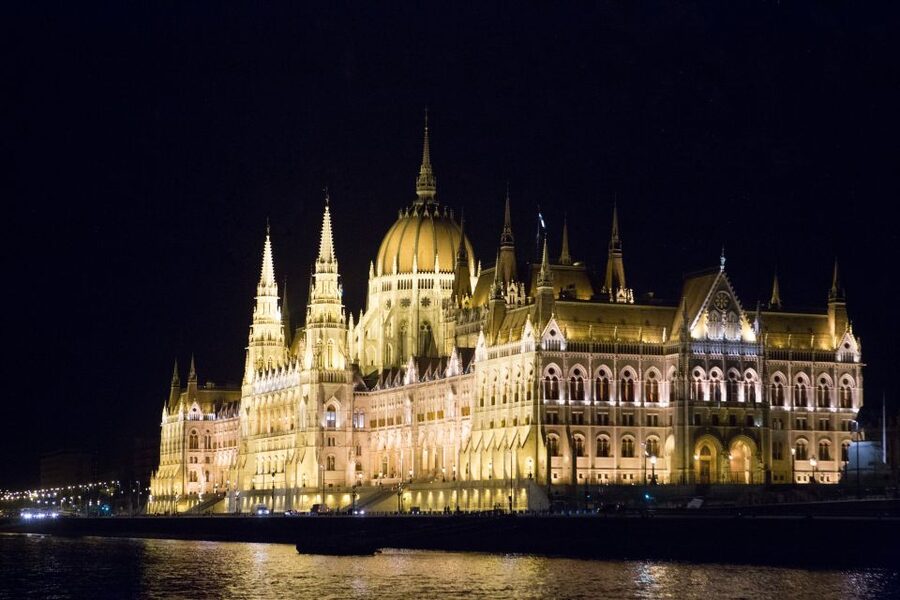 Budapest: Night Walking Tour with Danube River Cruise - One hour on the Danube with a drink