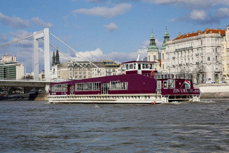 Budapest: Nighttime or Daytime Sightseeing Cruise - Daylight, sunset, or night?