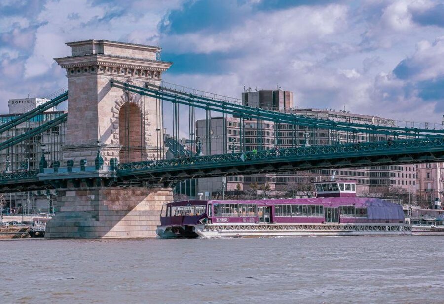 Budapest: Nighttime or Daytime Sightseeing Cruise - Audio guides, screens, and onboard service