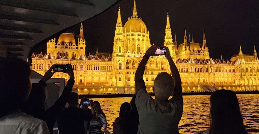 Budapest: Nighttime or Daytime Sightseeing Cruise - Crowds, comfort, and practical limits