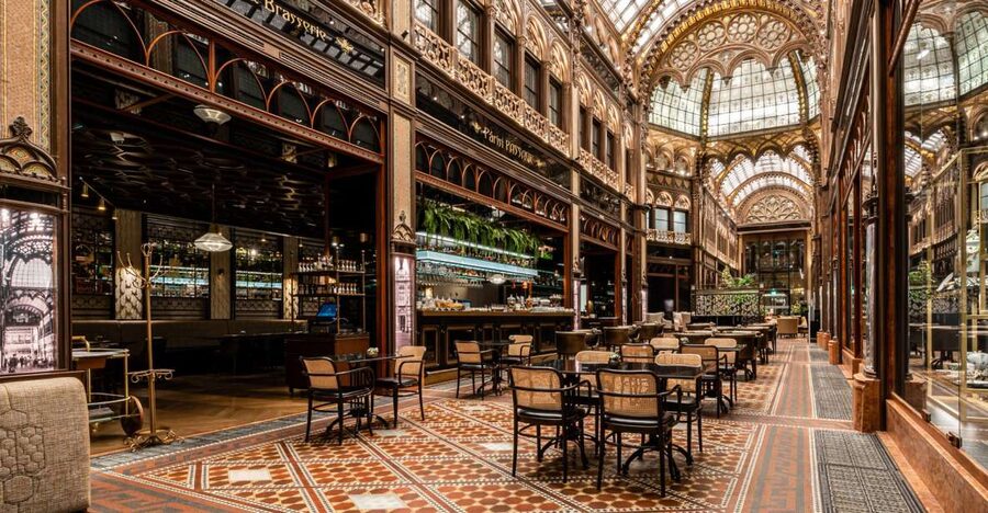Budapest: Párisi Passage Restaurant 3-Course Menu - The opening drink and the mood at the table
