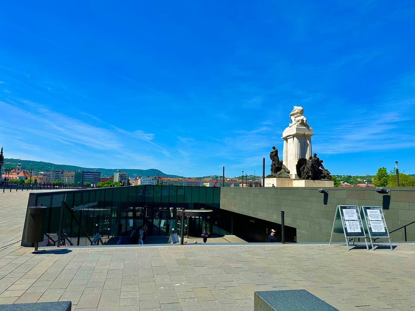 Budapest: Parliament Building Entry Ticket and Audio Guide - What the audio guide does well