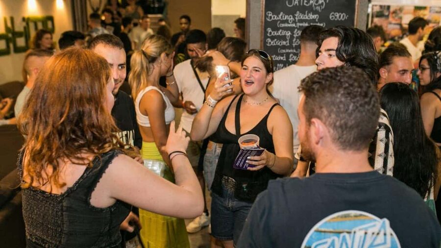 Budapest: Party District Bar-Hop with 2hr Unlimited Drinks - Choosing between a welcome drink and two hours of open bar