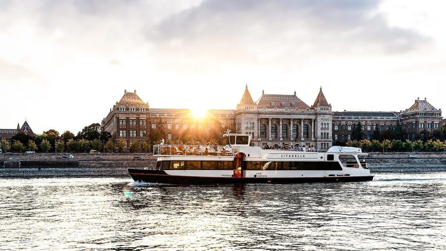 Budapest: Premium Sightseeing Cruise with Tokaj Frizzante - Key things to know before boarding