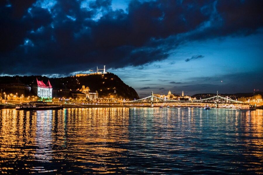 Budapest: Premium Sightseeing Cruise with Tokaj Frizzante - The welcome drink and the boat’s atmosphere