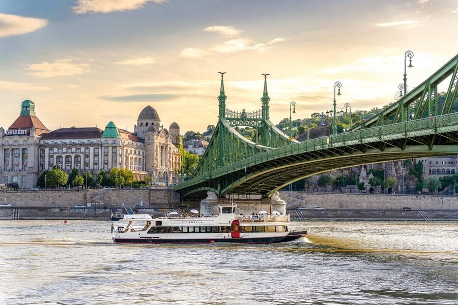 Budapest: Premium Sightseeing Cruise with Tokaj Frizzante - Elizabeth Bridge, Chain Bridge, and Gresham Palace
