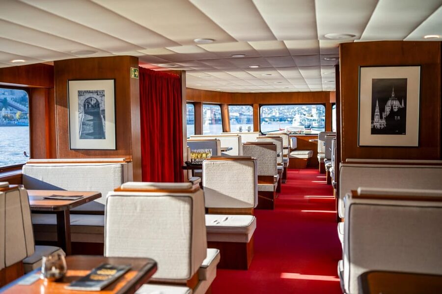 Budapest: Premium Sightseeing Cruise with Tokaj Frizzante - Using the audio guide without missing the sights