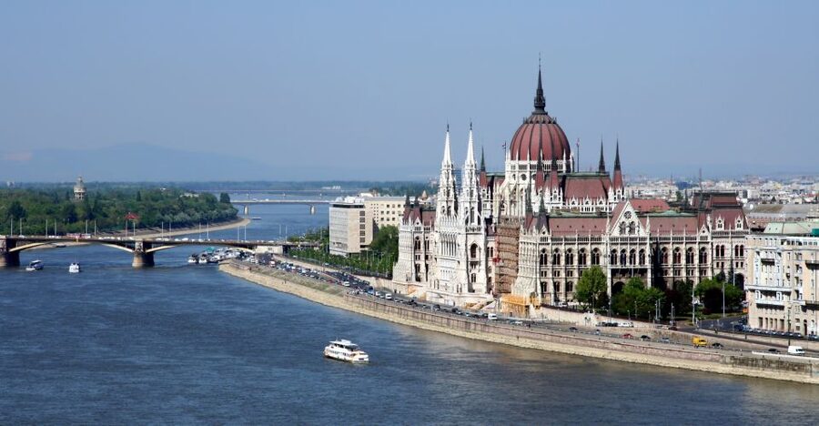 Budapest: Private 3-hour Guided City Tour by Bus - The guide is the real value
