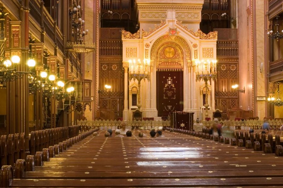 Budapest Private 3-Hour Jewish Heritage Tour - Entering the Dohány Street Synagogue